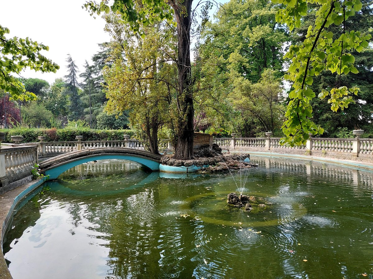 Park of Villa delle Rose — Pond and garden near the festival area