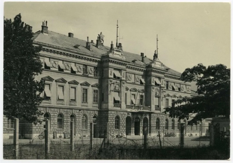 Historical photo of Gorizia Montesanto railway station with border sign
