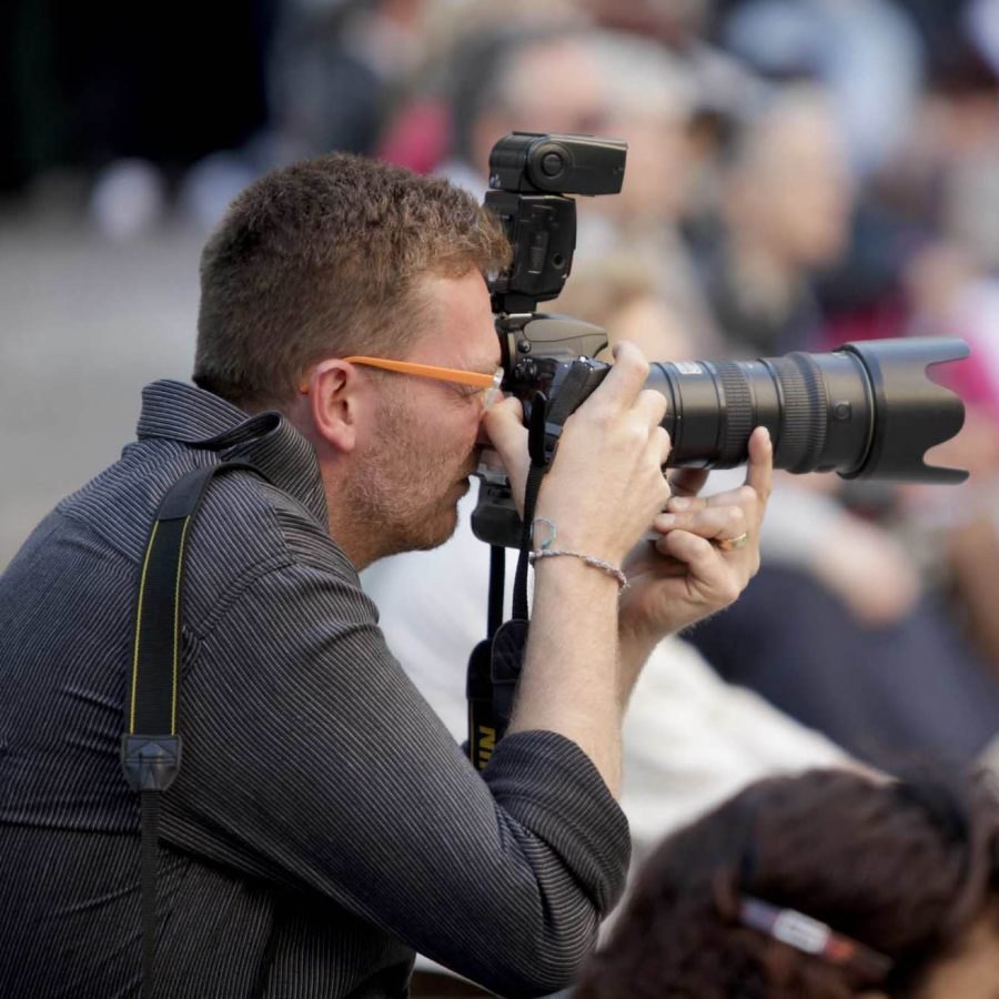 Luca Alfonso d'Agostino photographing at a concert