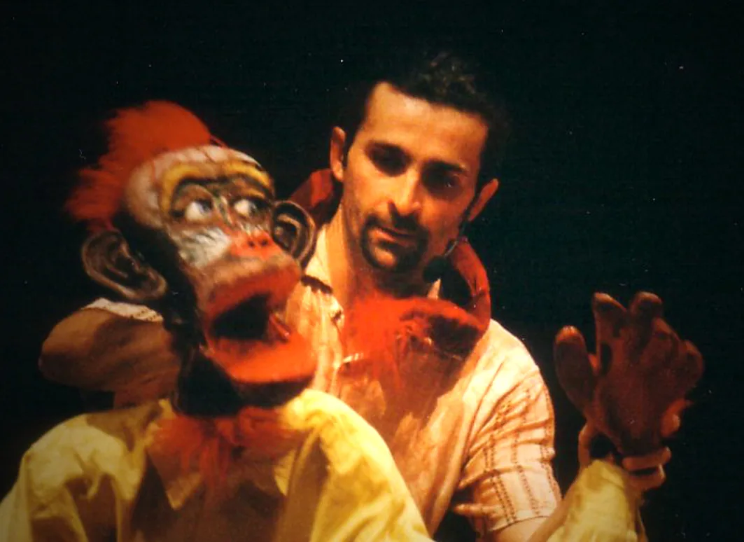 Actor with monkey puppet from Il sogno di Tartaruga performance