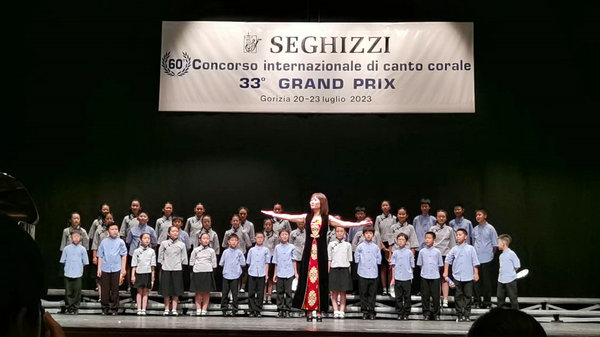 Young choir on stage during a Seghizzi Grand Prix ceremony