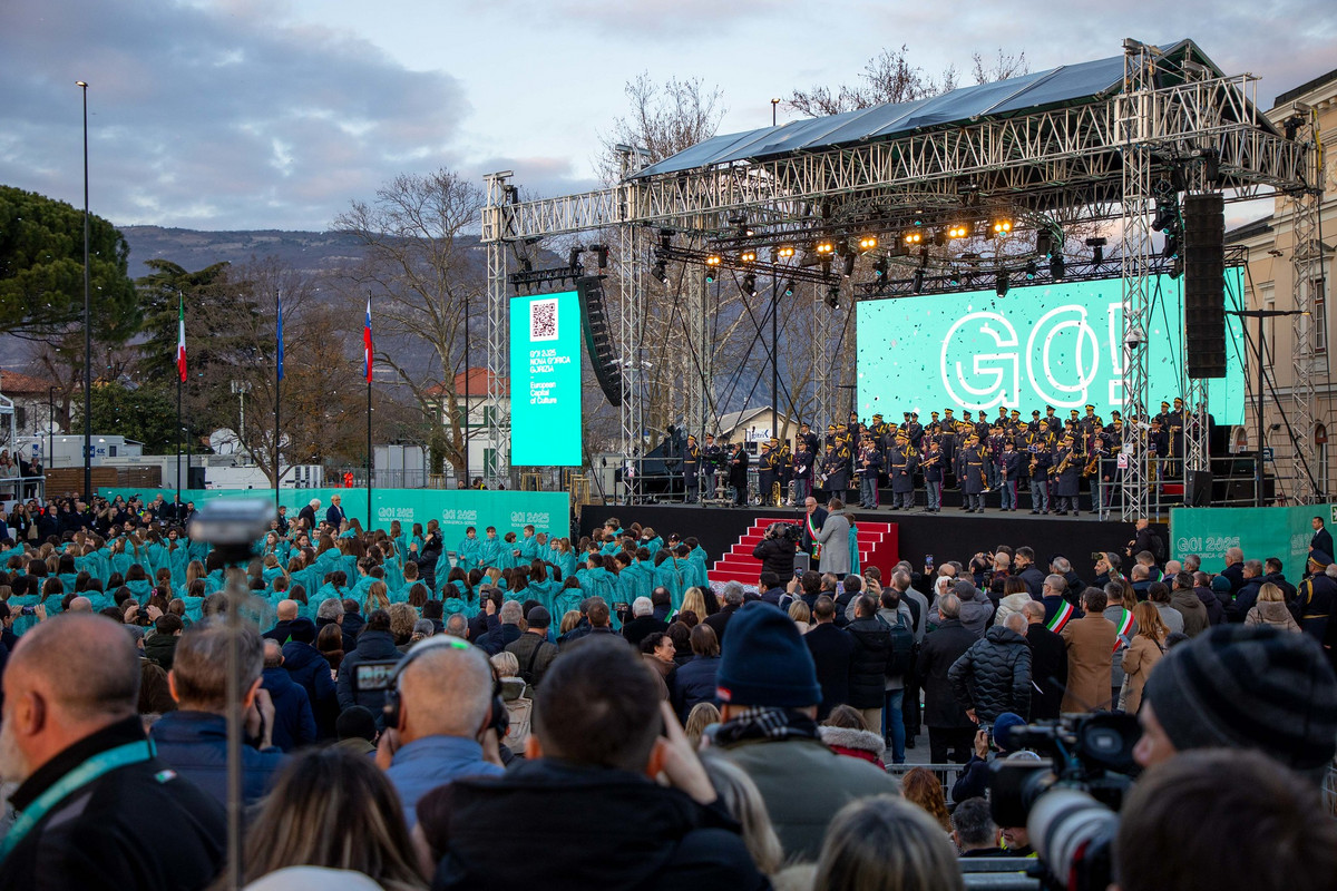 A GO! 2025 stage with crowds and flags in Nova Gorica