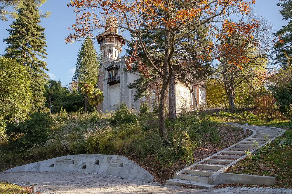 Vila Rafut with its distinctive minaret tower rising above the park