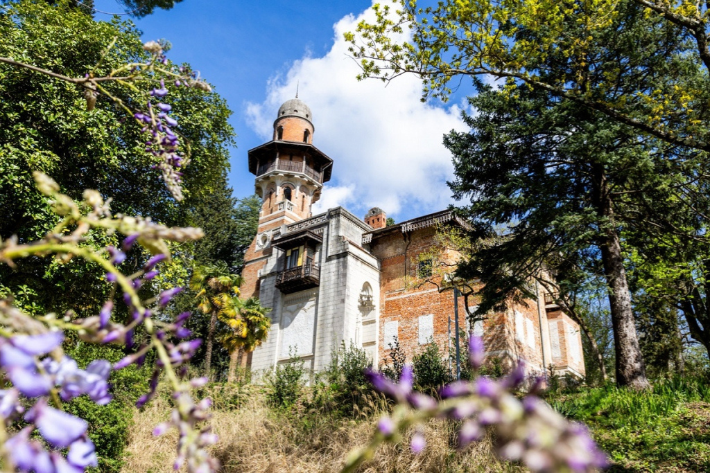 Vila Rafut with minaret tower framed by blooming wisteria